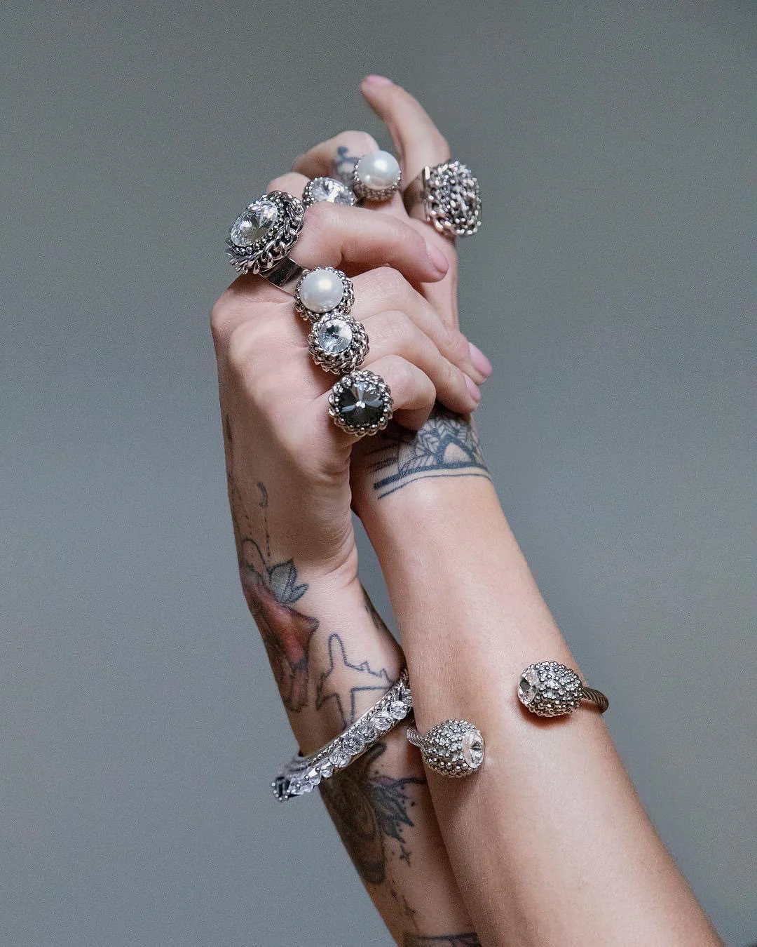 Bijoux Espresso - jewelry details on hands